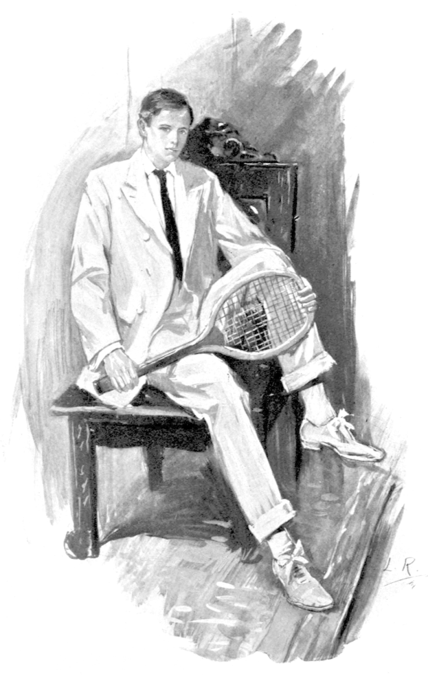 Ein Mann in einem Anzug sitzt auf einer Bank und h├Ąlt einen Tennis-Sch├Ąger, mit einem ernsten Gesichtsausdruck, in einem Schwarz-Wei├č-Bild.