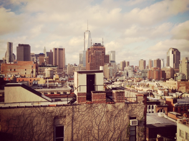 Eine Luftaufnahme einer Stadt mit vielen Gebäuden und einem bewölkten Himmel.