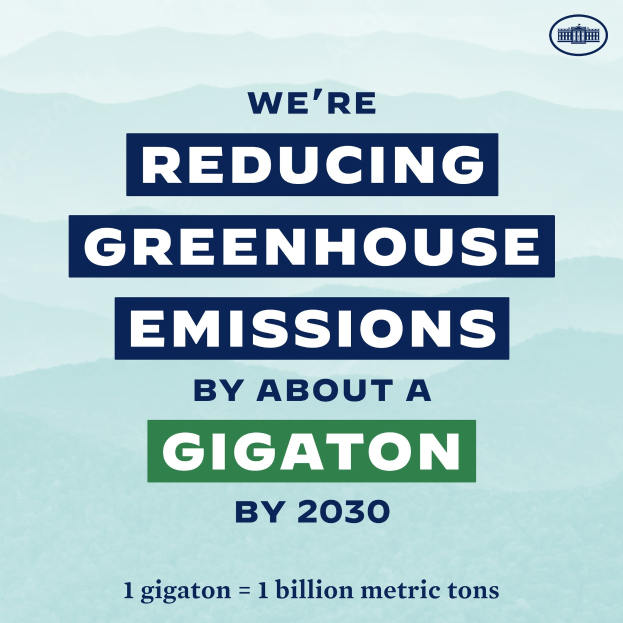 Ein Plakat mit Text und Logo, das 'Wir reduzieren die Treibhausgasemissionen um etwa eine Gigatonne bis 2030' lautet und für die Reduzierung der Treibhausgasemissionen bis 2030 wirbt.