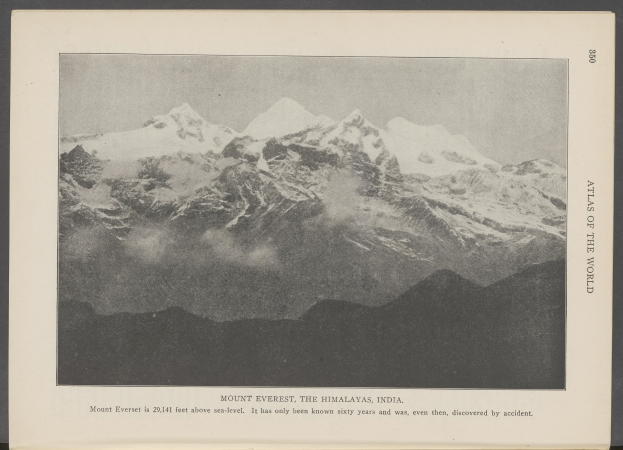 Schwarzes und weißes Foto des Mount Everest im Himalaya, Indien, mit schneebedeckten Gipfeln und einem bewölkten Himmel, mit Text am unteren Rand.