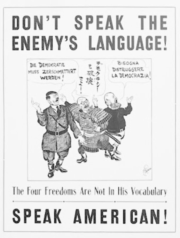 Ein Schwarz-Weiß-Plakat mit drei Personen und dem Text "Sprich nicht die Sprache des Feindes - Die vier Freiheiten sind nicht in seinem Vokabular - Sprich amerikanisch."