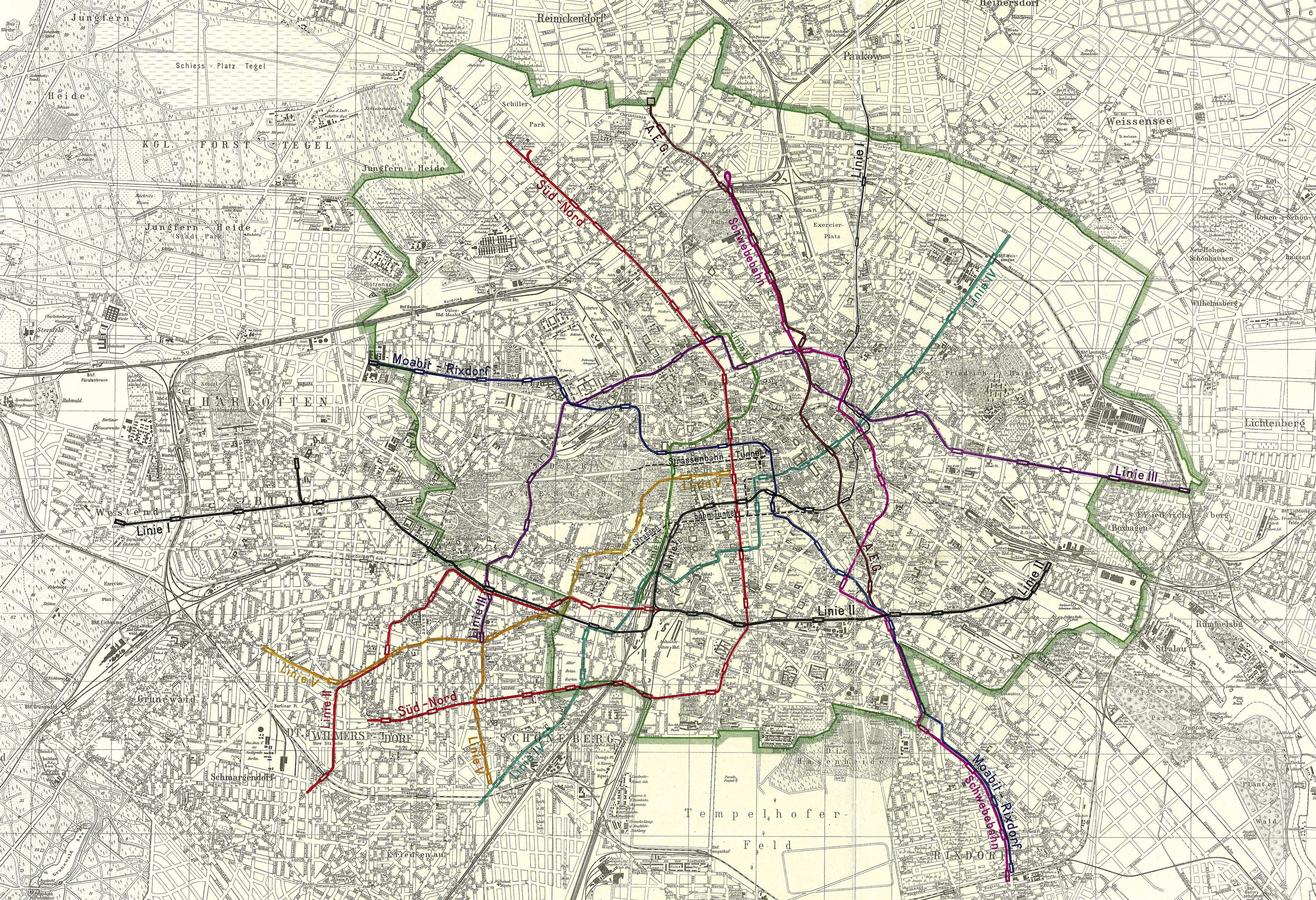 Farbenfrohe Linien über einer alten Karte von Berlin, Deutschland, die die Route des Berliner U-Bahn-Systems anzeigt.
