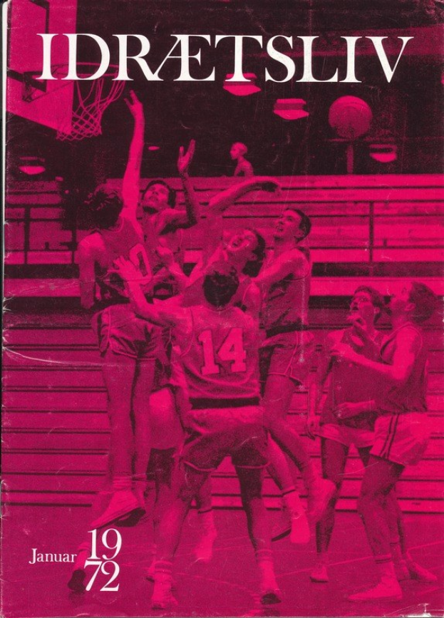 Ein Buchumschlag mit einer Gruppe von Menschen in Basketball-Uniformen, die ein Spiel gegen einen hellblauen Himmel mit weißen Wolken spielen, betitelt mit "idretslv - januar 1972".
