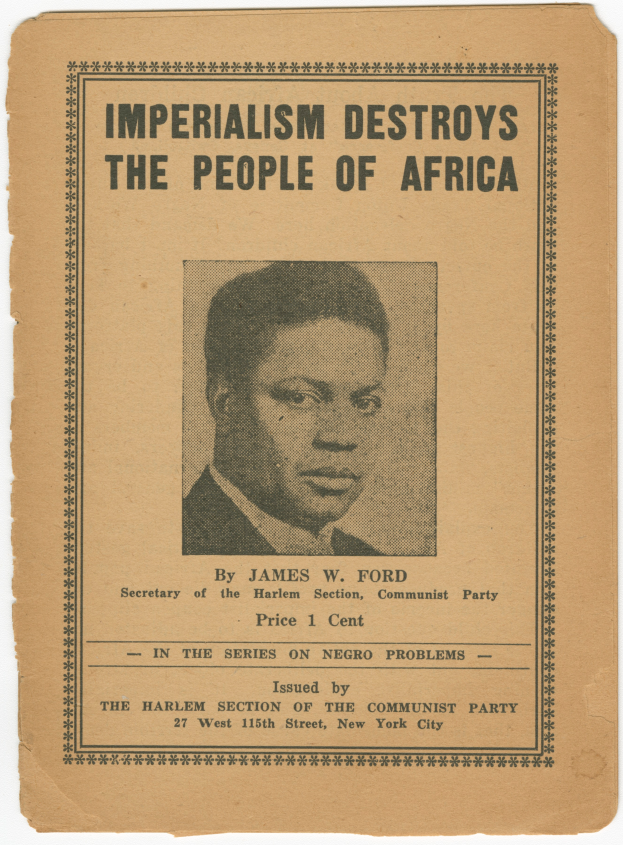 Ein Plakat mit einem hellblauen Hintergrund zeigt eine Person im Anzug und Krawatte mit einem ernsten Gesichtsausdruck neben fetter schwarzer Schrift, die "Imperialismus zerstört die Menschen Afrikas" lautet, alles umgeben von einem weißen Rand.