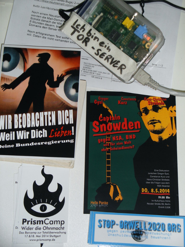 Ein Tisch mit Büchern, Papieren, einem Chip und Drähten darauf.