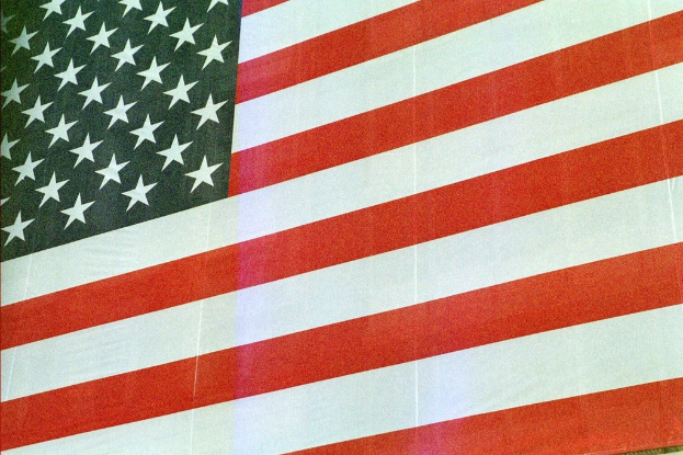 Eine Fahne wird gezeigt.