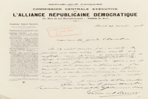 Ein altes Dokument mit einem Stempel, auf dem "Commission Central Executive de l'Alliance République Democratique" steht und Text darauf geschrieben ist.