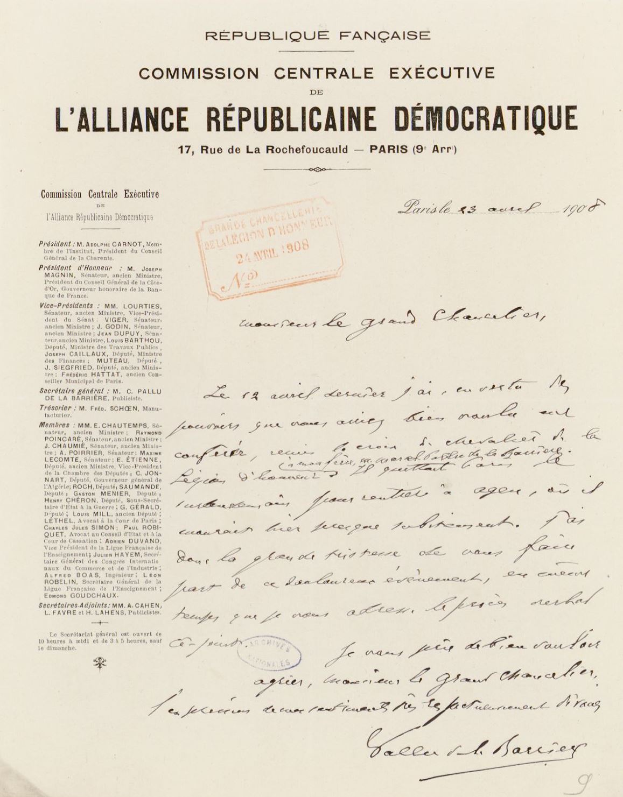 Ein altes Dokument mit einem Stempel, auf dem "Commission Central Executive de l'Alliance République Democratique" steht und Text darauf geschrieben ist.