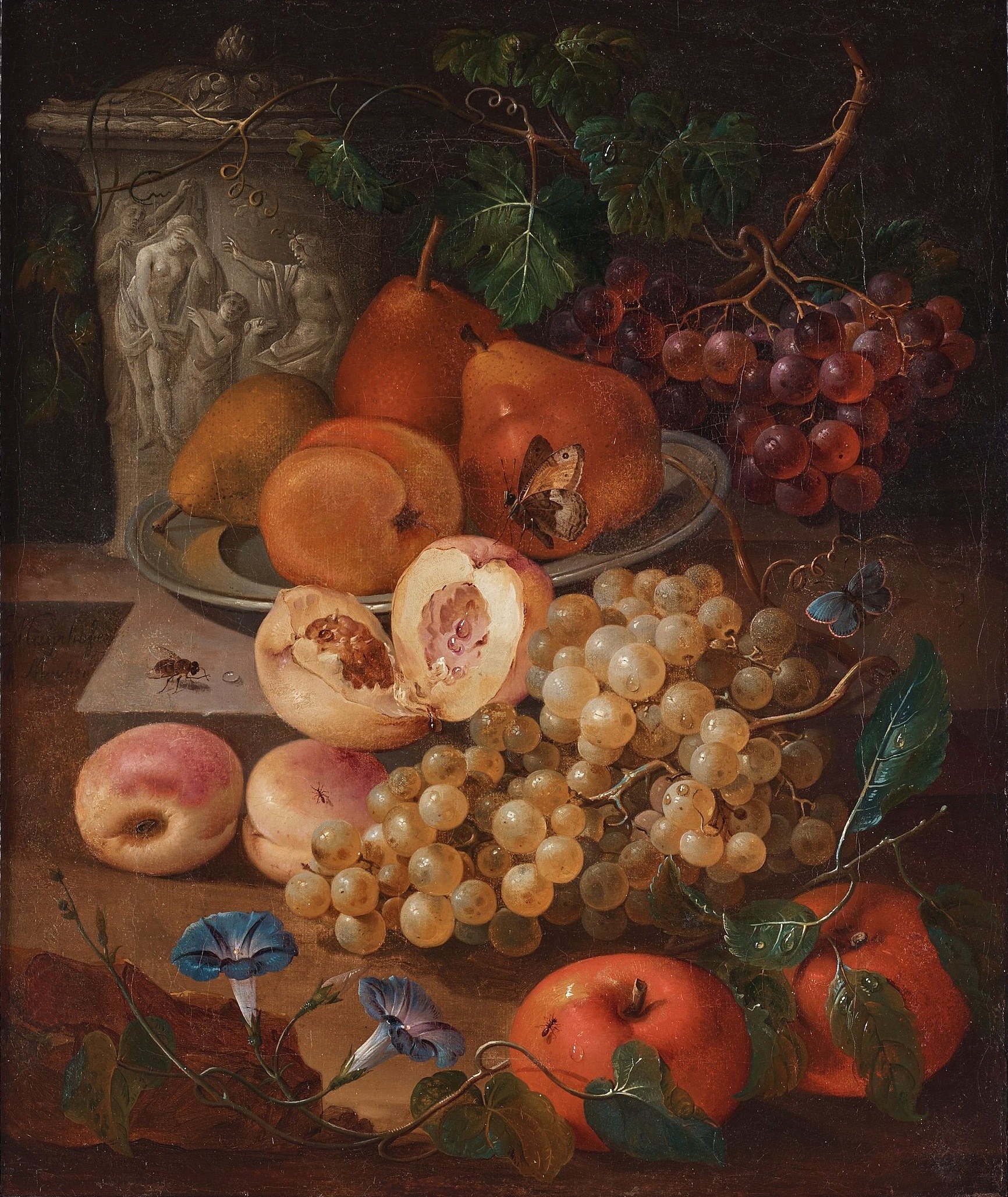 Stilleben-Malerei mit Trauben, Äpfeln, Birnen und anderen Frußchten, die auf einem Tisch mit einem Teller Blumen und Blättern arrangiert sind, sowie Skulpturen im Hintergrund.