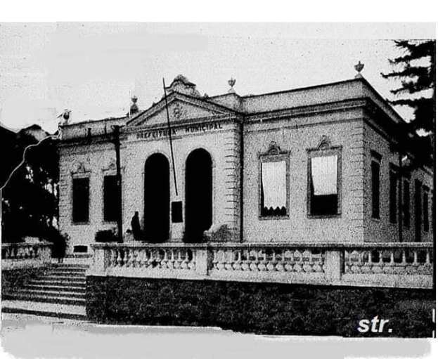 Schwarz-weiß-Fotografie eines Gebäudes mit Fenstern, Türen, Säulen, Treppen, Geländern, Pflanzen und Bäumen sowie einem Himmel im Hintergrund und dem Text 'Präfektur-Municipal Office, San Francisco, California' unten.