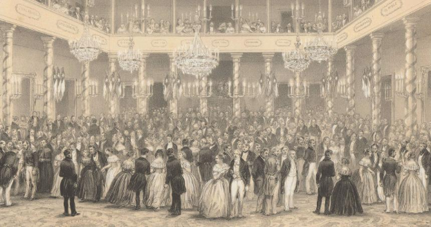 Eine große Gruppe von Menschen in einem prächtigen Ballsaal mit Kronleuchtern, Säulen und Wänden, mit einem Fine-Art-Druck eines Balls im Royal Opera House unten.