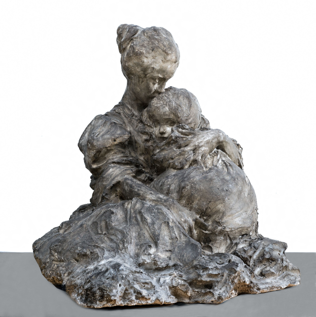 Bronzestatuette "Mutter und Kind" (2015) zeigt eine Frau in einem langen Kleid, die ein Kind hält, beide mit sanften Gesichtern, vor einem weißen Hintergrund.