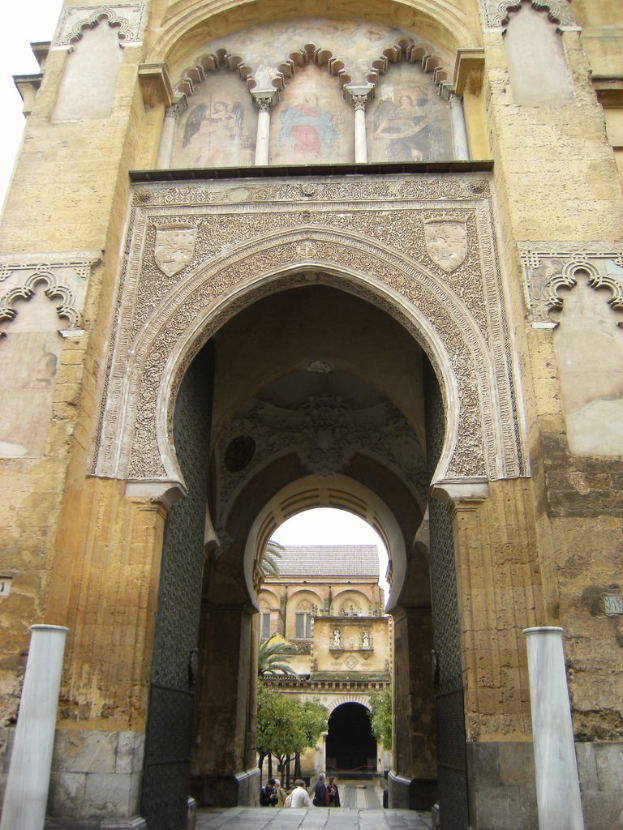 Ein alter Denkmaleingang führt zu einem anderen Denkmaleingang.