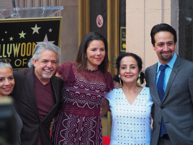Gruppe von Menschen auf einem roten Teppich bei der Zeremonie der Hollywood Walk of Fame mit einer Kamera auf der linken Seite.