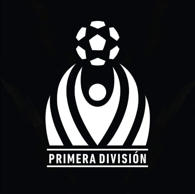 Schwarzer und weißer Fußball mit "Primera Division" in weißer Schrift darüber, umgeben von einem weißen Kreis mit schwarzem Rand auf schwarzem Hintergrund.