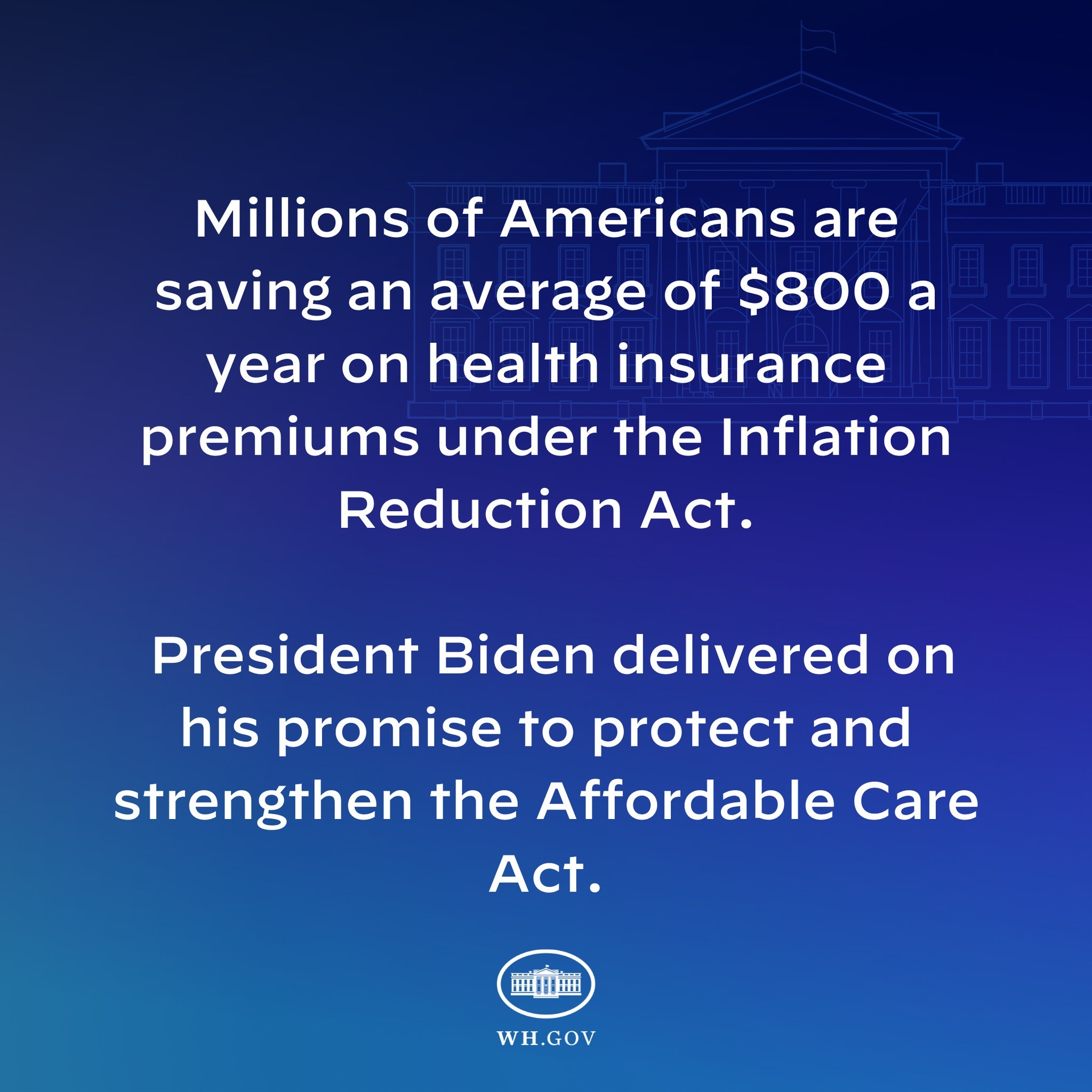 Blauer Hintergrund mit weißer Schrift, die besagt: "Millionen von Amerikanern sparen durchschnittlich 800 USD pro Jahr an Gesundheitsversicherungsprämien unter dem Inflation Reduction Act" in der Mitte, begleitet von einem Logo.