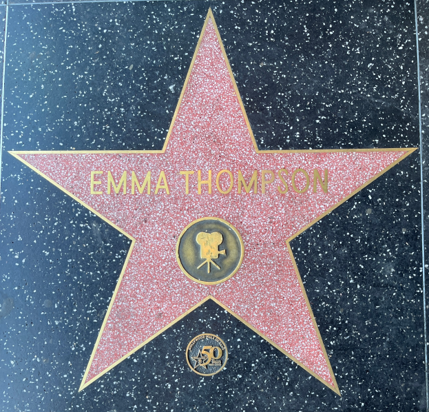Der Stern von Emma Thompson auf dem Hollywood Walk of Fame, mit ihrem Namen in weißer Schrift auf einem schwarzen, fünfzackigen Stern.