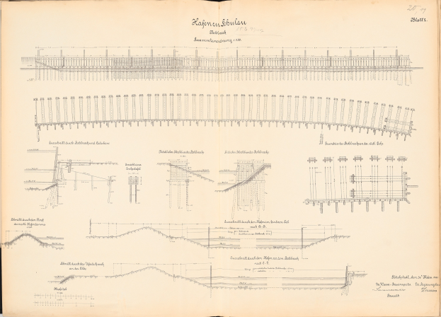 Offenes Buch mit detaillierten Zeichnungen und Texten, die ein Schienensystem einschließlich einer Eisenbahnillustration zeigen.