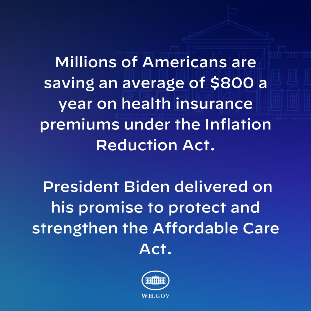 Blauer Hintergrund mit weißer Schrift, die besagt: "Millionen von Amerikanern sparen durchschnittlich 800 USD pro Jahr an Gesundheitsversicherungsprämien thanks to the Inflation Reduction Act" in der Mitte, mit einem Logo.