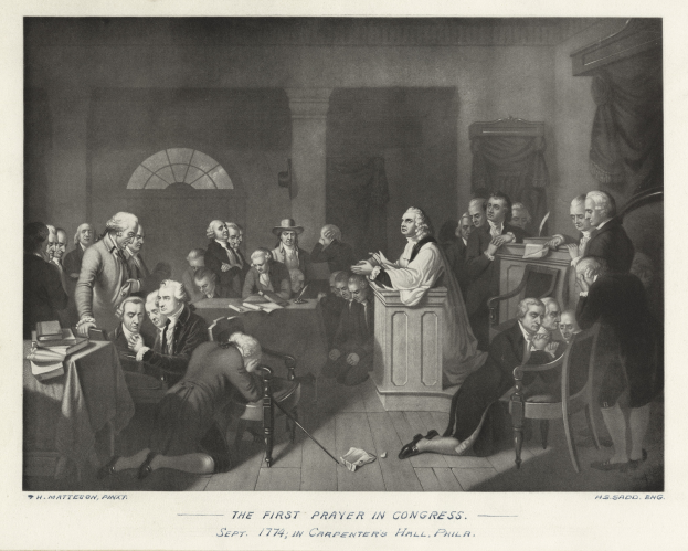 Eine Gruppe von Menschen sitzt um einen Tisch mit Büchern und Papieren, wobei eine Person in der Mitte an einem Rednerpult Platz genommen hat, und die Worte "Das erste Gebet im Kongress" unten.