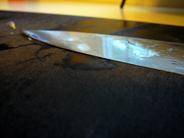 Ein Messer auf einem Tisch.