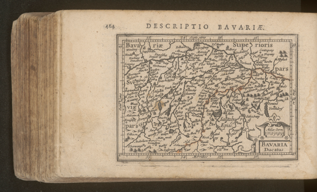 Ein altes Buch mit einer detaillierten Karte von Bayern auf dem Cover, vor einem schwarzen Hintergrund.