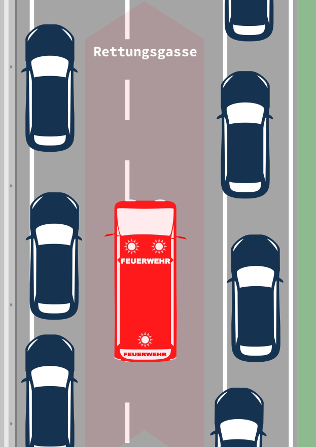 Rotes Auto mit "Rettungsgasse"-Text fährt auf einer Straße umgeben von anderen Fahrzeugen.