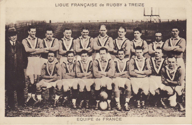 Black and white photo of a rugby team with members standing and squatting, a ball on the ground, and "Ligue Française de Rugby à Treize" at the top and bottom.