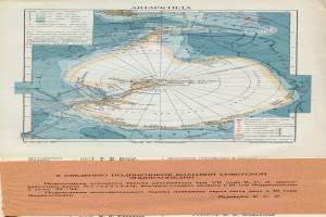 Ein alter Arctic-Karte mit einem Kompass-Overlay und Text, der zusätzliche Informationen bereitstellt.