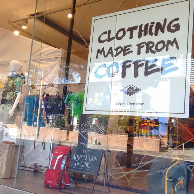 Ein Ladeneinrichtungsinneres mit einer Schaufensterpuppe, mehreren Lampen, verschiedenen Gegenständen auf dem Boden und einem Papier mit Text.