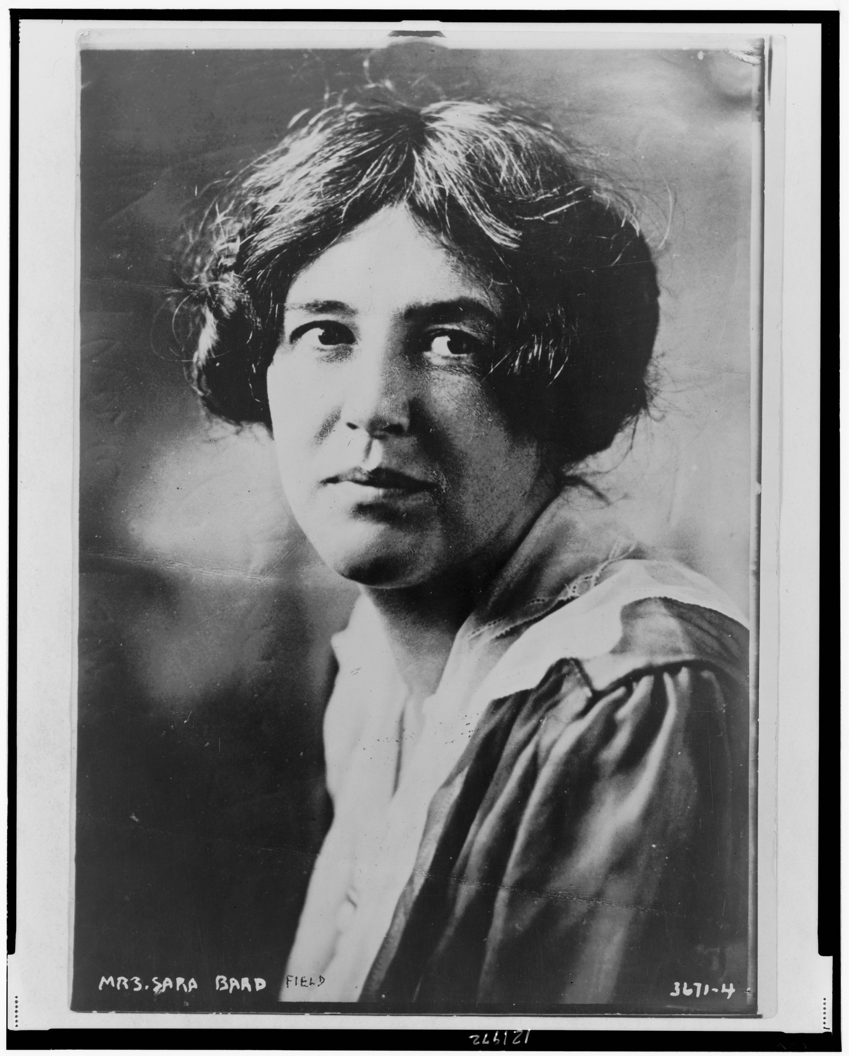 Schwarzes und weißes Porträt einer Frau mit ernstem Gesichtsausdruck, identifiziert als Sara Brad Field unten.