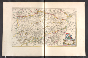 Ein aufgeschlagenes Buch mit einer detaillierten Karte von Bayern, Deutschland, auf schwarzem Hintergrund und einer Illustration eines Mannes und einer Frau auf dem Cover.