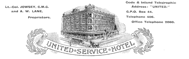Schwarz-weiß-Zeichnung eines Hotels namens "United Service Hotel" mit einem große Eingang, mehreren Fenstern und fettem Text umgeben von einem dekorativen Rahmen.