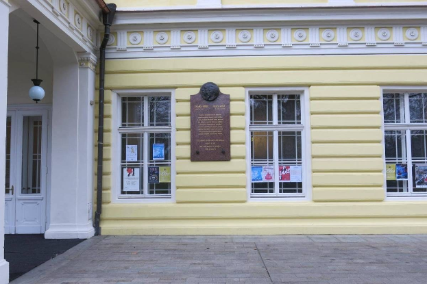 In der Mitte von Omsk wurde eine Gedenktafel für das Militärkommissariat des Stalin-Distrikts eröffnet