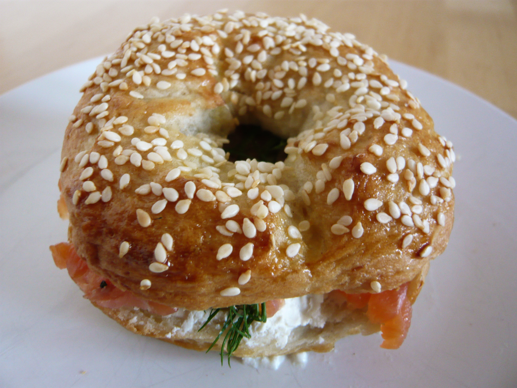 Ein Teller mit Essen auf einer hölzernen Oberfläche.