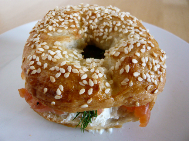Ein Teller mit Essen auf einer hölzernen Oberfläche.