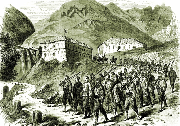 Schwarz-weiß-Bild einer Gruppe von Menschen, die auf einem Schotterweg vor einem Wasserfall gehen, mit Hügeln, Gebäuden, Bäumen und Himmel im Hintergrund; Text unten lautet "Französische Truppen betreten die Schweizer Alpen".