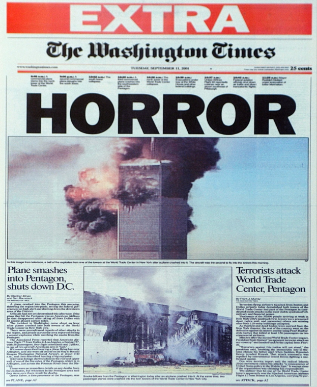 Ein Nachrichtenartikel mit Fotos von brennenden Gebäuden und aufsteigendem Rauch, begleitet von Text.