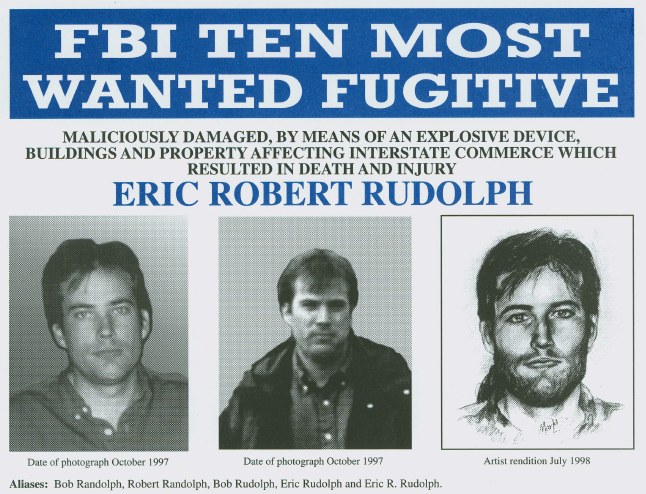 FBI-Top-10-Gesuchter-Poster mit drei Fotos von Individuen (zwei Männer und eine Frau) mit ernsten Gesichtern, schwarzem Hintergrund, weißer Schrift und Gitterlayout.