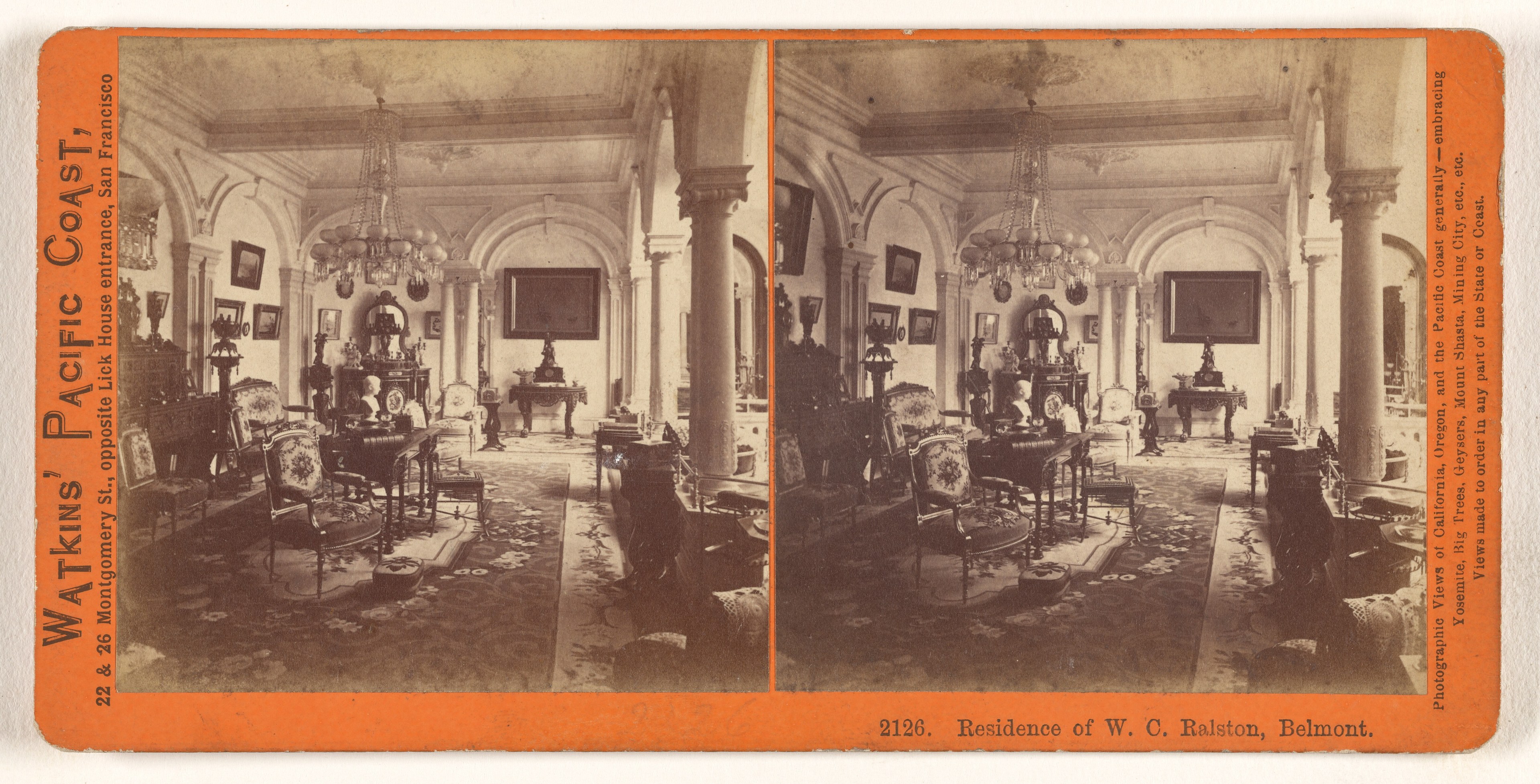 Vintage-Foto eines Wohnzimmers mit Stühlen, Tischen, Kronleuchtern, gerahmten Bildern an Wänden und Säulen sowie verblasster Schrift.