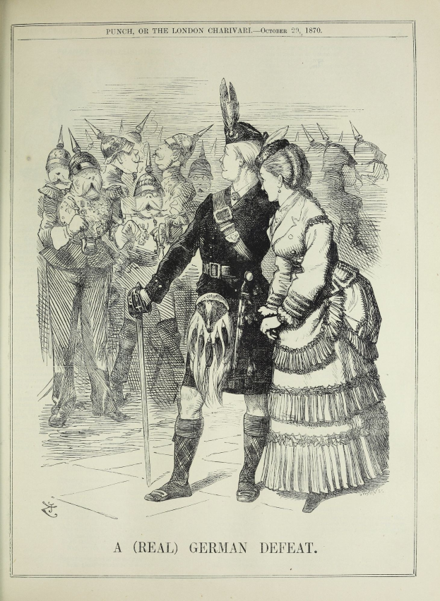 Zwei Personen stehen vor einer Menge, eine hält einen Stock, auf einer markierten Fläche, die eine deutsche Niederlage anzeigt.