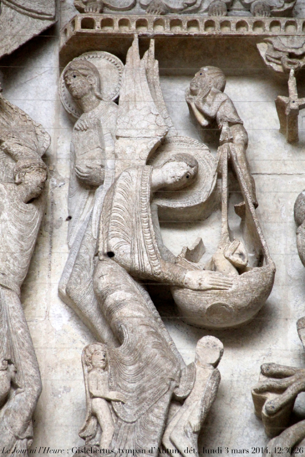 Eine Wand mit Skulpturen und einem Wasserzeichen unten.