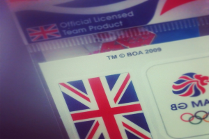 Ein Nahaufnahme eines Ausweises mit der amerikanischen Flagge und dem Text "Critical Licence" auf der Vorderseite.