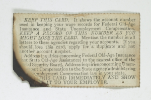 Ein Blatt Papier mit der Aufschrift "Behalten Sie diese Karte, sie zeigt die Kontonummer, die für die Lohnunterlagen der gesetzlichen Rentenversicherung und Arbeitslosenversicherung verwendet wird."