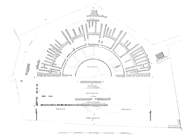 Eine Schwarz-Weiß-Zeichnung eines Amphitheatergebäudes mit zahlreichen Fenstern, begleitet von Texten, die das Layout, darunter die Sitzanzahl, Wandgröße und Fensterposition, beschreiben.