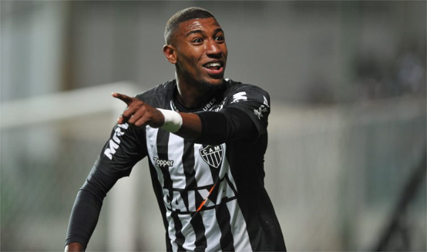 Fußballspieler in schwarzer und weißer gestreifter Jerseys mit strahlendem Lächeln und Torjubel.