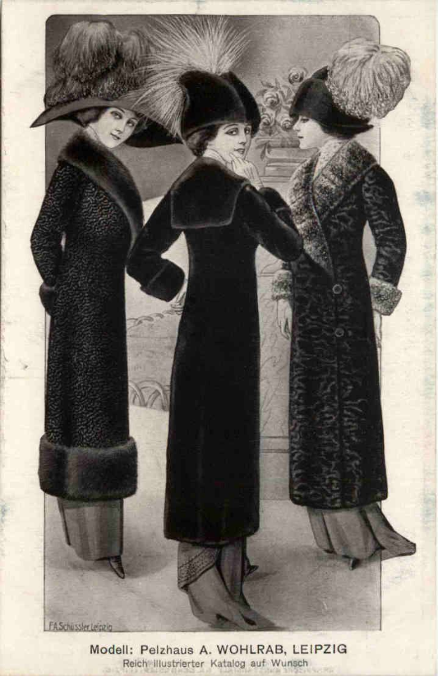 Drei Frauen in schwarzen Mänteln und Hüten stehen nebeneinander, mit einer Blumenvase im Hintergrund, auf einem Schwarz-Weiß-Bild mit der Bezeichnung "Fashions of the 1920s".