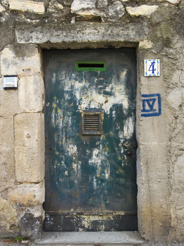 Eine an einer Wand angebrachte Tür.