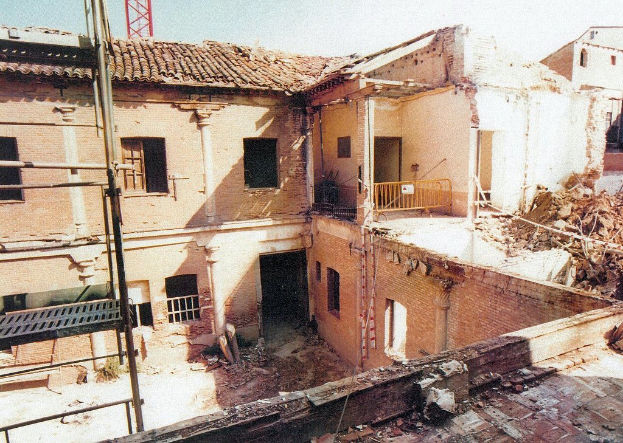 Ein teilweise abgerissener Bau mit einer Barrikade, sichtbaren Fenstern und einem, was wie eine Leiter aussieht.