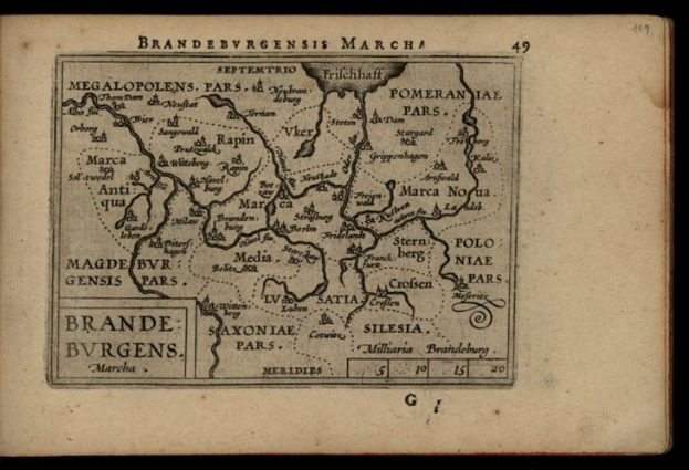 Ein altes Buch mit schwarzem Hintergrund, das eine detaillierte Karte der Brandenburg-Region in Deutschland zeigt, einschließlich geografischer Merkmale wie Flüsse, Berge und Städte, sowie begleitenden Text mit zusätzlichen Informationen.